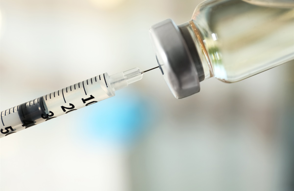 Spuit vullen met vaccin Spuit vullen met vaccin