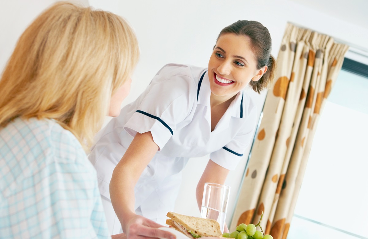 Verpleegkundige met patient en ontbijt_web Verpleegkundige met patient en ontbijt_web